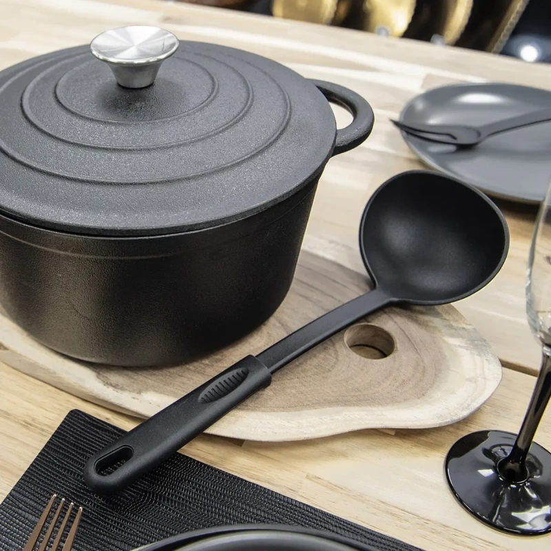 Naberačka BLACKLINE 30 × 10 cm – termoplastová naberačka do 200 °C s háčikom na zavesenie 2