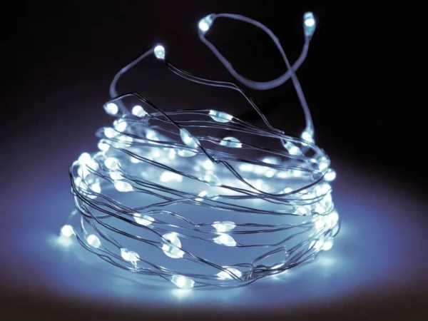 Vianočná svetelná reťaz 20 LED / studená biela / strieborný drôt / na batérie / časovač 2