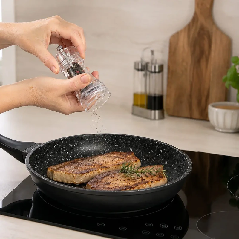 Nepriľnavá panvica GRANDE 24 cm – PFLUON GRANIT, indukcia, ochranná podložka 3