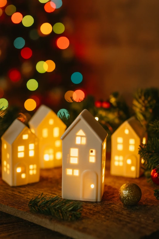 Dekorácia domček LED 16 cm – porcelán biely mix | Vianočná porcelánová ozdoba so svetlom 1