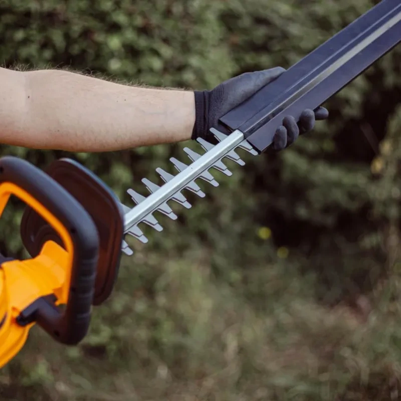 Aku nožnice na živý plot INGCO CHTLI20018 20 V KIT P20S – 460 mm, strih18 mm,batéria 2,0Ah 1
