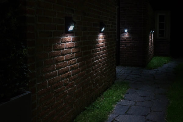 Solárna nástenná lampa s pohybovým senzorom – 20 LED, exteriérové osvetlenie 1
