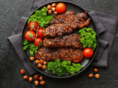 Grilované kura s bylinkami a grilovanou zeleninou